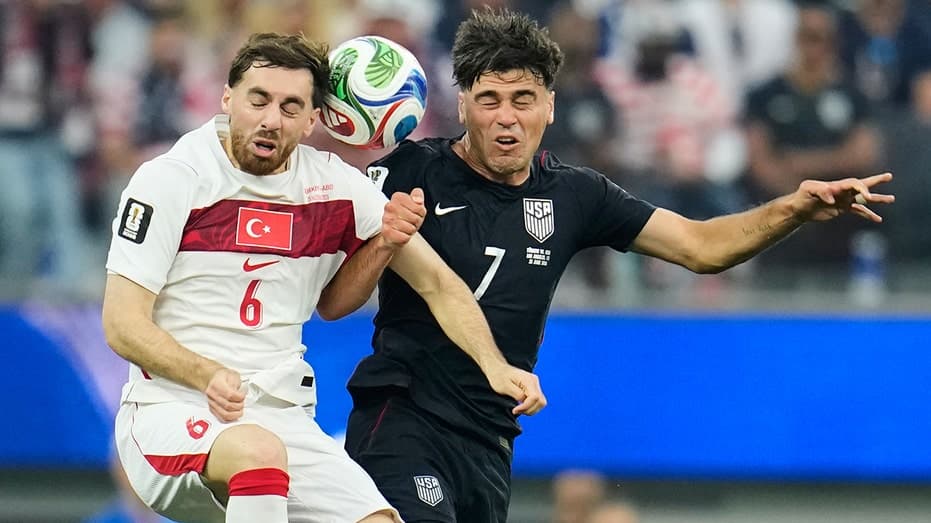 FIFA: Туркийн баг АНУ-ыг сүүлчийн хормуудад 3:2-оор хожлоо